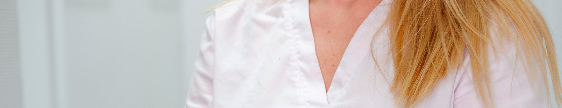 женщина доктор в белом халате